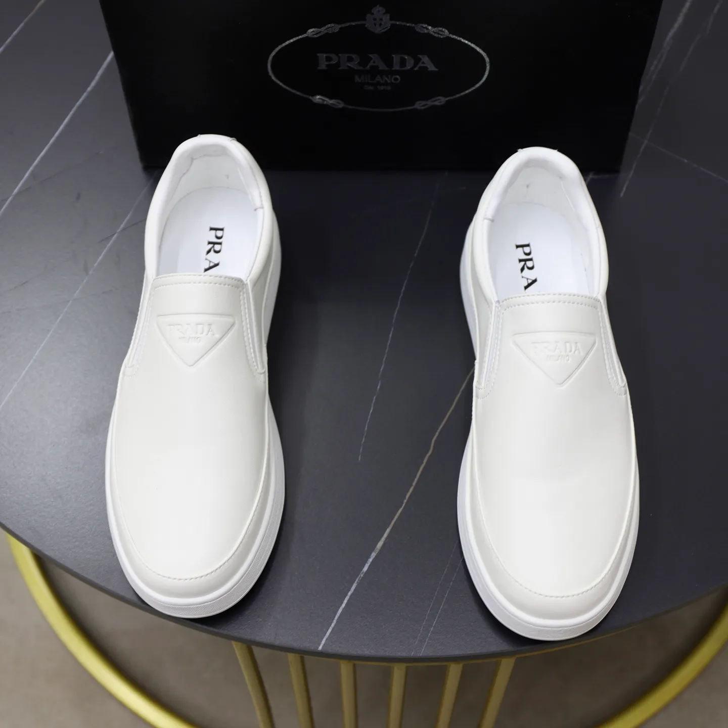 Ex-factory price: 420💰🙅‍♂️🙅‍♂️🙅‍♂️ Brand: PRADA Standard code: 38-44 (45 customized) Grade: Same as the official website Material: Original leather splicing, comfortable and breathable lining, original wear-resistant outsole Style category: Men's fashionable casual shoes, running shoes, noble luxury brand elements, top luxury Color: actual picture color